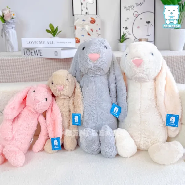 Bé ngồi chill trên sofa, như một người bạn nhỏ luôn bên bạn 💕