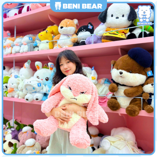 Hình ảnh khách hàng ôm mẫu Thỏ Bunny Mặt Quạo siêu đáng yêu tại Beni Bear