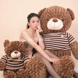 Gấu Teddy socola size 1m6 và size 80cm – mặc áo len sọc caro, phù hợp làm quà sinh nhật