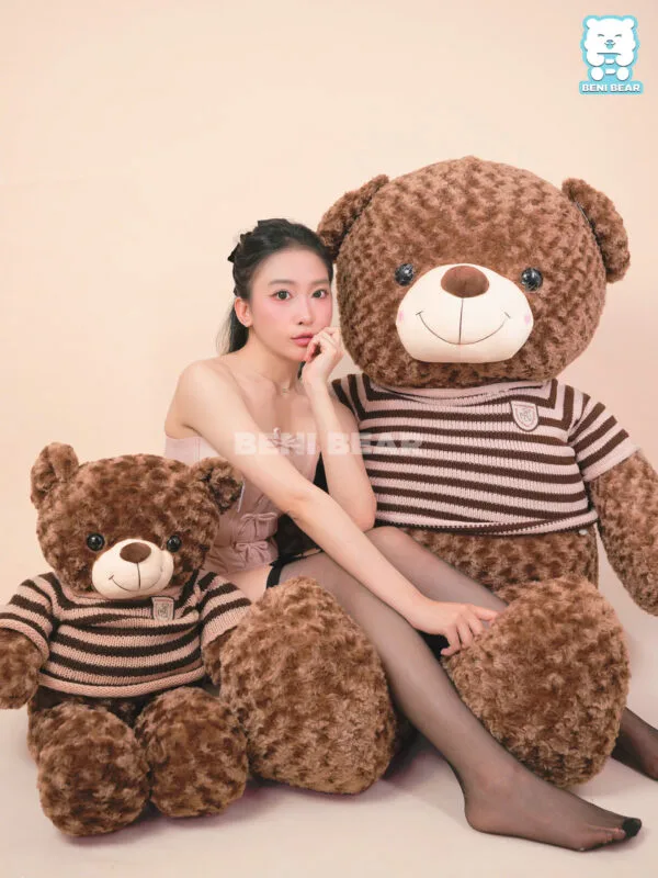 Gấu Teddy socola size 1m6 và size 80cm – mặc áo len sọc caro, phù hợp làm quà sinh nhật