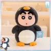 Bé Cu Shin trong outfit cánh cụt cực dễ thương – Phù hợp trang trí góc chill hoặc làm quà tặng.