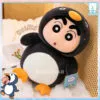 Bé Cu Shin trong outfit cánh cụt cực dễ thương – Phù hợp trang trí góc chill hoặc làm quà tặng.