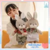 Cặp Thỏ Bông Couple Váy Yếm – với thiết kế vintage đáng yêu, chất liệu lông thỏ mịn cao cấp, thích hợp làm quà tặng cặp đôi hoặc trang trí.