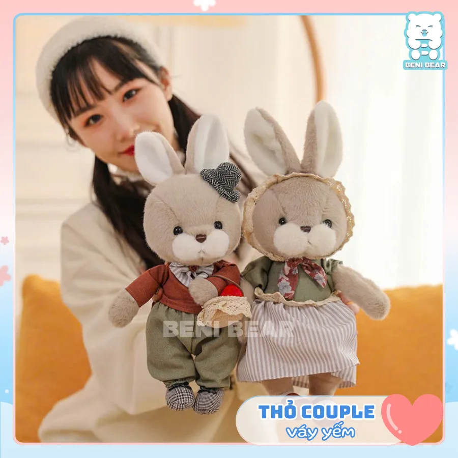 Thỏ Bông Couple Váy Yếm – với thiết kế vintage đáng yêu, chất liệu lông thỏ mịn cao cấp, thích hợp làm quà tặng cặp đôi hoặc trang trí.
