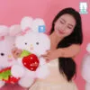 Cận cảnh Thỏ Trắng Ôm Dâu Tây – Đôi mắt long lanh, chiếc má phúng phính và quả dâu đỏ mọng xinh xắn