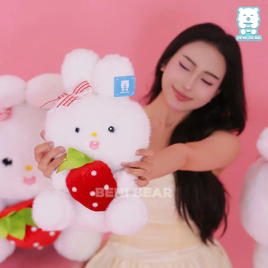 Cận cảnh Thỏ Trắng Ôm Dâu Tây – Đôi mắt long lanh, chiếc má phúng phính và quả dâu đỏ mọng xinh xắn