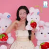Cận cảnh Thỏ Trắng Ôm Dâu Tây – Đôi mắt long lanh, chiếc má phúng phính và quả dâu đỏ mọng xinh xắn