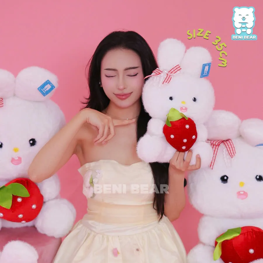  Cận cảnh Thỏ Trắng Ôm Dâu Tây – Đôi mắt long lanh, chiếc má phúng phính và quả dâu đỏ mọng xinh xắn