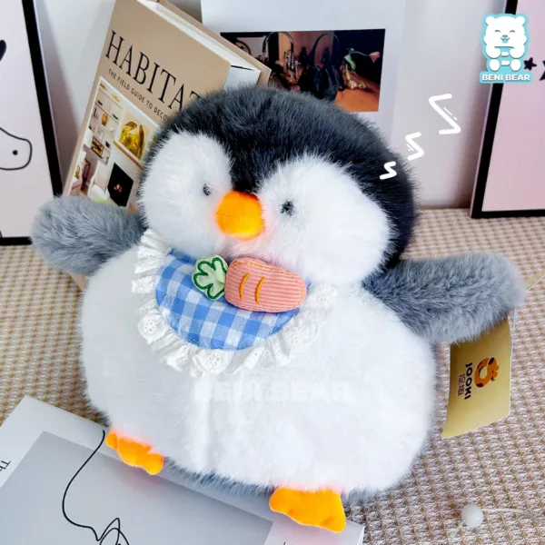 Jooki Cánh Cụt pose dáng đáng yêu bên sách decor, thích hợp trang trí phòng ngủ.