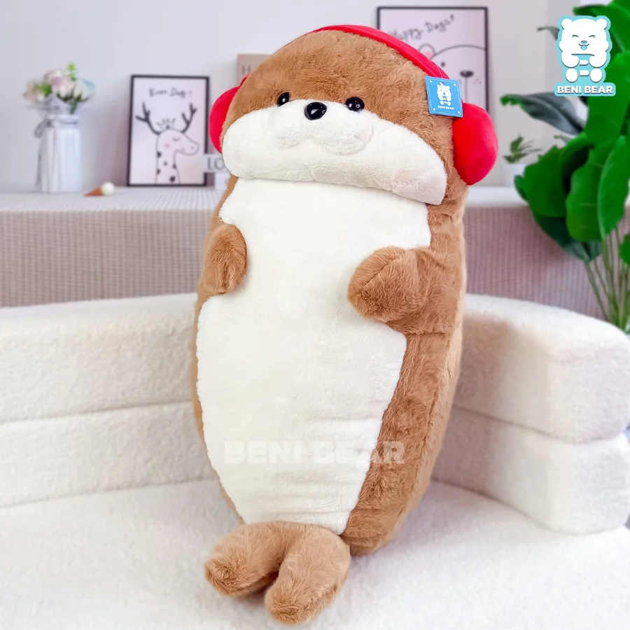 Rái cá chill chill với tai nghe đỏ nổi bật – chuẩn gối ôm cho những ngày cần “chữa lành” cảm xúc