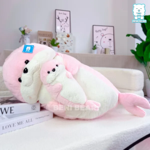 Ôm nhau lăn ra sofa – chill nhẹ nhàng như phim Hàn lúc mưa rơi ngoài cửa sổ.