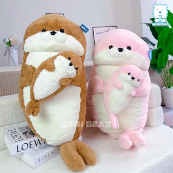 Hai đứa nhỏ tựa vào nhau như lời thầm thì: “Mình ở đây – luôn bên bạn.”