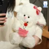 Bé cừu ngồi ngoan, hai tay ôm bánh siêu yêu – biểu cảm ngại ngùng muốn tan chảy