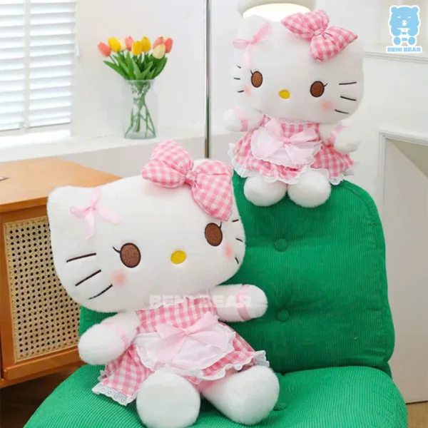 Hai gấu bông Kitty váy kẻ nơ hồng size 45cm và 55cm tạo dáng cực cưng trên ghế