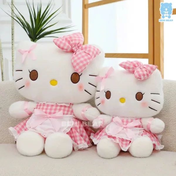 Cặp gấu bông Hello Kitty váy caro hồng ngồi cạnh nhau cùng đeo nơ hồng và váy bèo xinh xắn