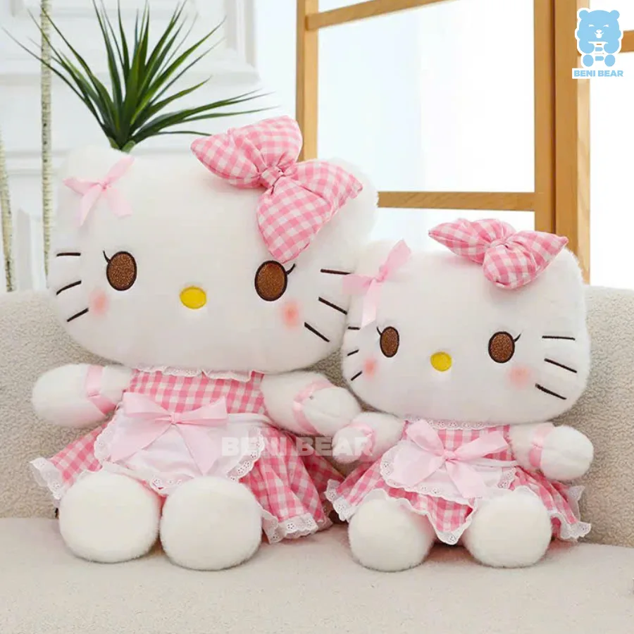 Cặp gấu bông Hello Kitty Váy Kẻ Nơ Hồng ngồi cạnh nhau cùng đeo nơ hồng và váy bèo xinh xắn