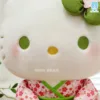 Chi tiết nơ hoa anh đào trên đầu gấu Kitty, thiết kế mềm mịn, tông xanh lá nổi bật