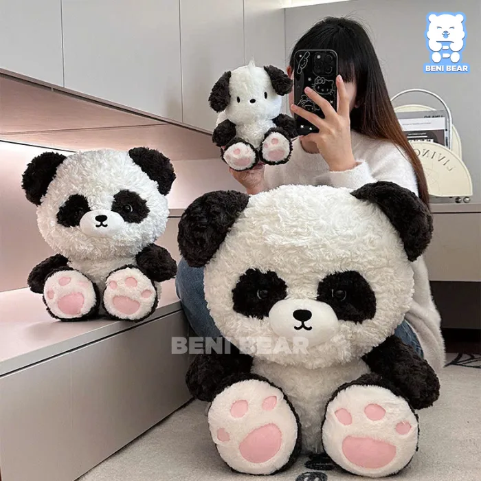 🧵 Chất liệu mochi cao cấp – mềm mịn như mây: Lông nhung mochi mịn mượt, ruột bông trắng đàn hồi giúp gấu giữ form tròn ủn dễ ôm, an toàn cho cả bé nhỏ và người lớn.