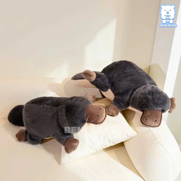 Hai size mỏ vịt chill chill trên ghế – ôm chill, decor đỉnh.
