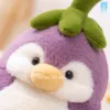 Cận cảnh gương mặt gấu bông cánh cụt cà tím, mắt đen long lanh, mỏ vàng mềm mịn