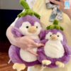 Hai gấu bông cánh cụt cà tím đủ size được ôm cùng lúc, biểu cảm hài hước ngộ nghĩnh