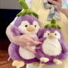 Hai gấu bông cánh cụt cà tím đủ size được ôm cùng lúc, biểu cảm hài hước ngộ nghĩnh