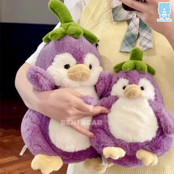 Hai gấu bông cánh cụt cà tím đủ size được ôm cùng lúc, biểu cảm hài hước ngộ nghĩnh