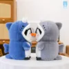 Gấu bông cánh cụt cosplay cá mập đang chạm mỏ với nhau, biểu cảm ngọt ngào như cặp đôi