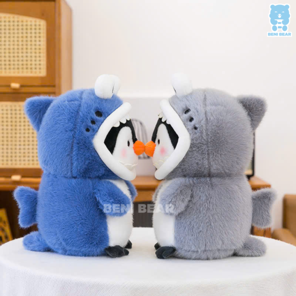 Gấu bông cánh cụt cosplay cá mập đang chạm mỏ với nhau, biểu cảm ngọt ngào như cặp đôi