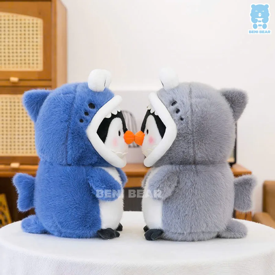 Gấu bông cánh cụt cosplay cá mập đang chạm mỏ với nhau, biểu cảm ngọt ngào như cặp đôi