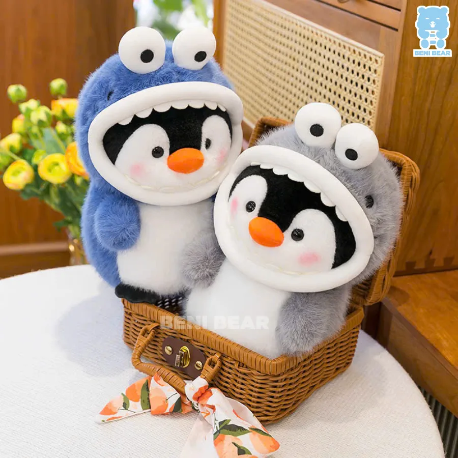 Cặp gấu bông cánh cụt cosplay cá mập xanh và xám ngồi trong giỏ mây, nhìn nhau dễ thương hết nấc
