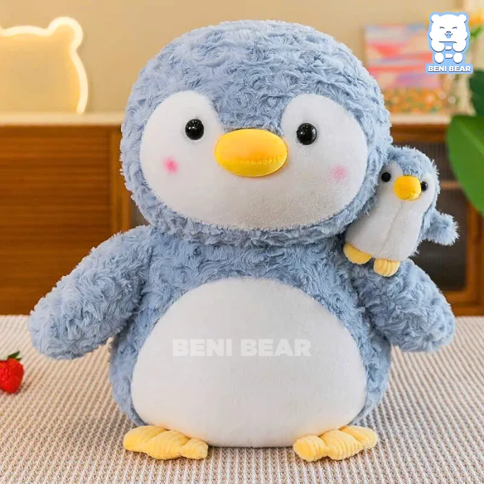 Cặp cánh cụt mẹ-con đứng cạnh nhau với ánh mắt trìu mến, đôi chân vàng và đôi má ửng hồng siêu đáng yêu.