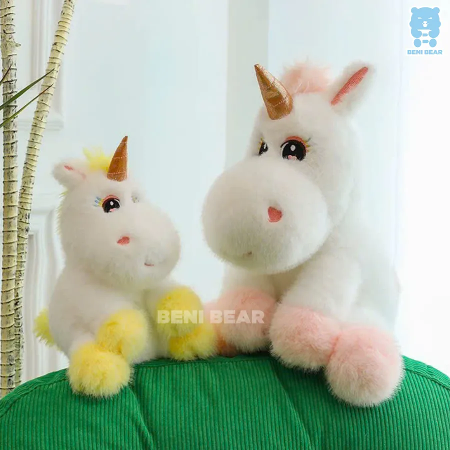 Cặp gấu kỳ lân chibi 35cm và 45cm ngồi cạnh nhau, mỗi bé một màu chân đáng yêu