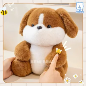 Chó bông ong vàng được cận cảnh chi tiết ong vàng nhỏ gắn tay – dễ thương và tinh tế.