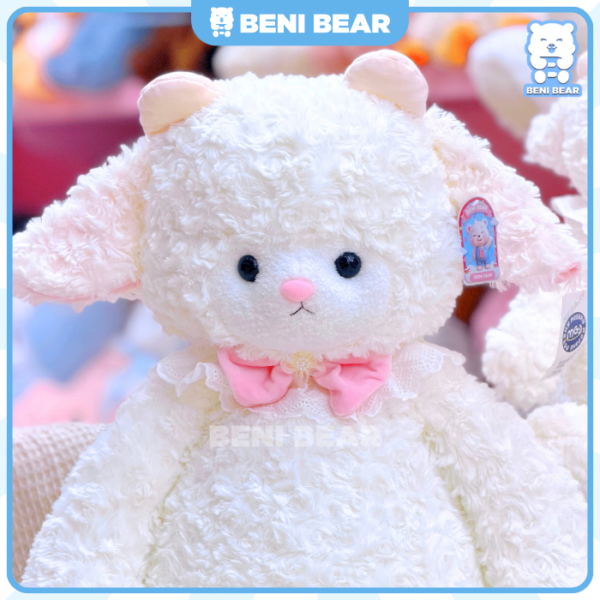 Cận cảnh khuôn mặt gấu bông Cừu Trắng Yếm Nơ hồng, lông xoắn mềm mịn.