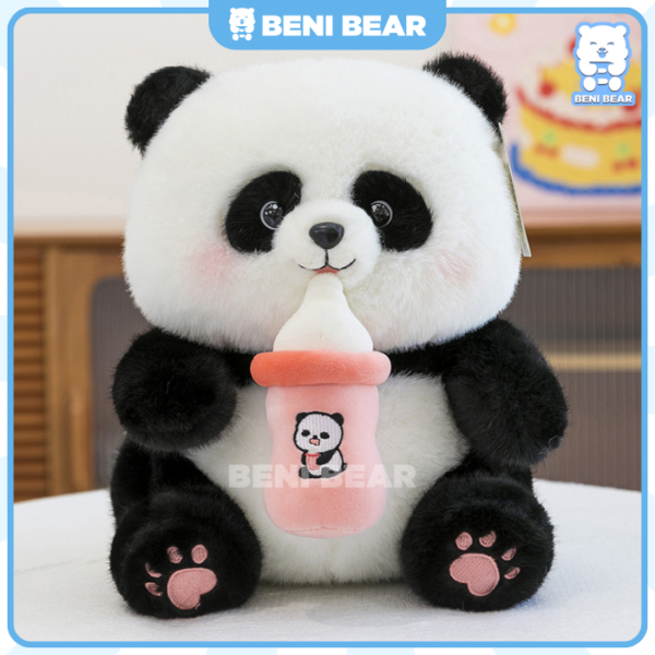 Gấu trúc ngậm bình sữa màu hồng má hồng đáng yêu.