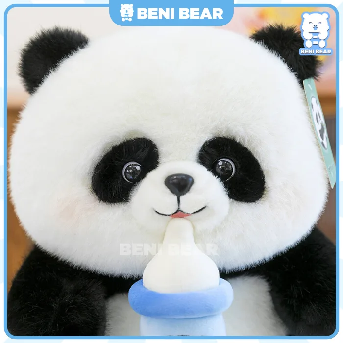 Cận cảnh khuôn mặt Gấu trúc bông rút bình sữa đáng yêu.