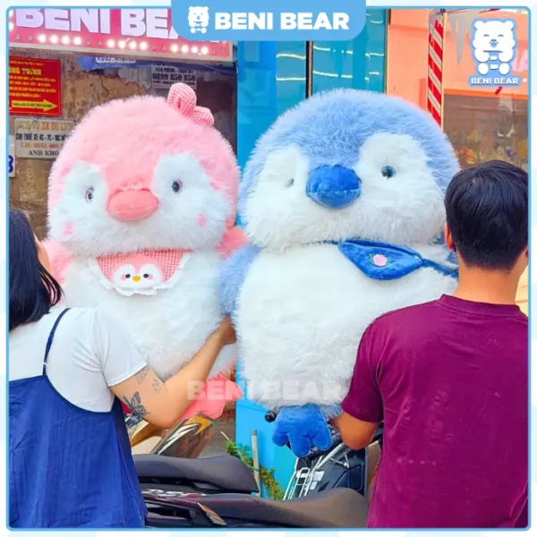 Gấu bông cánh cụt xanh pastel tươi mát. Giao diện lông xù độc lạ, ôm cực thích, điểm nhấn dễ thương cho phòng ngủ.