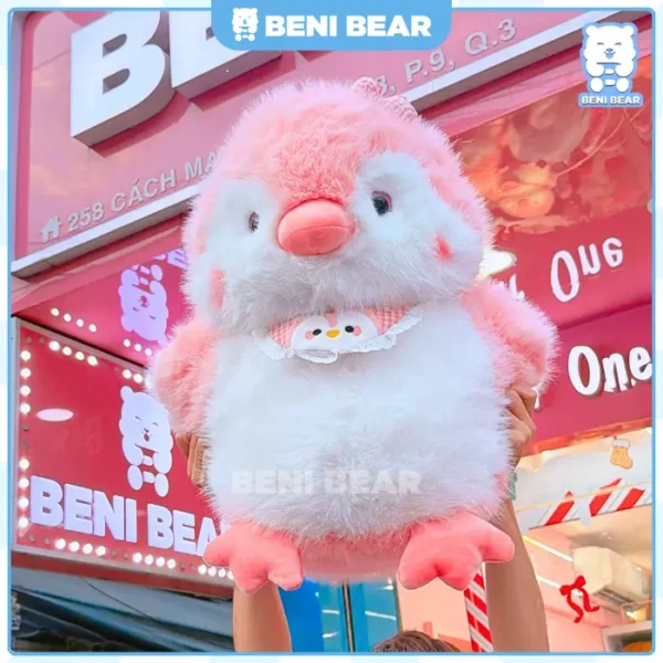 Bé thú bông cánh cụt hồng phấn ngọt ngào. Thiết kế lông xù cao cấp, phụ kiện yếm xinh, chuẩn gu quà tặng cho nàng.