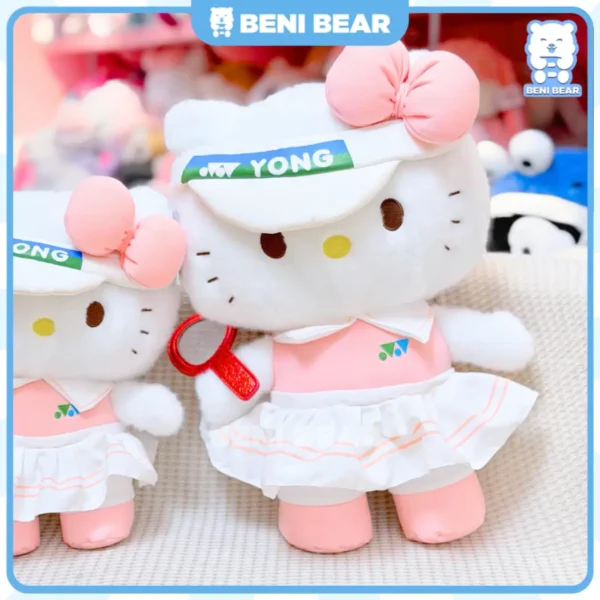 Mèo bông Kitty đeo nón lưỡi trai và cầm vợt đỏ năng động.