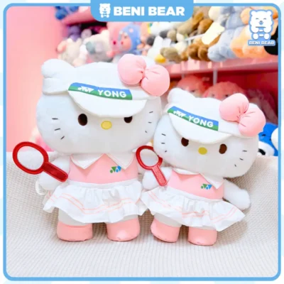 Gấu bông Hello Kitty mặc váy thể thao màu hồng cầm vợt tennis.