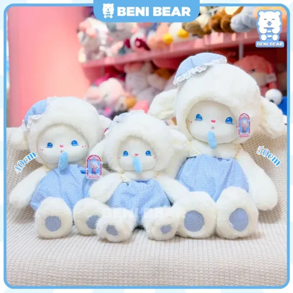 Cừu bông mặc yếm kẻ rút nước mũi ngộ nghĩnh, đáng yêu.